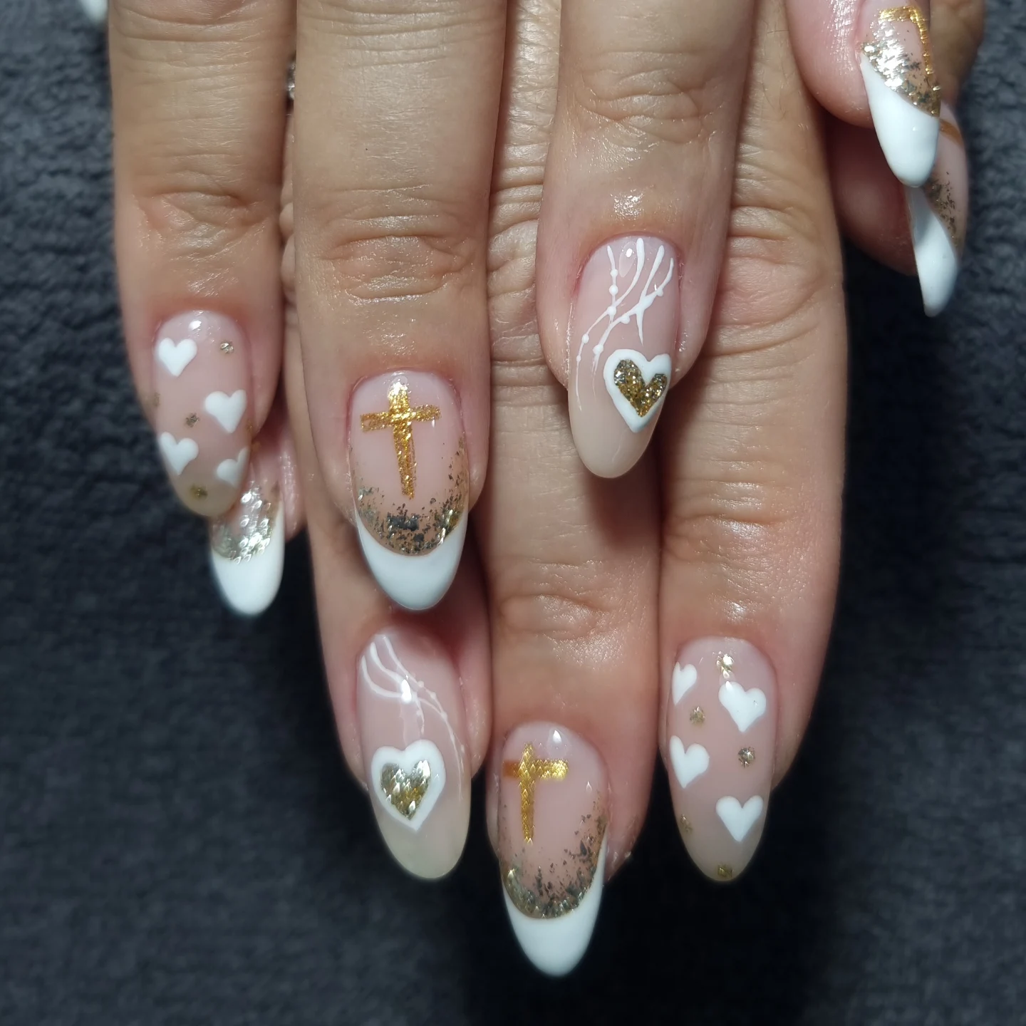 Manucure artistique cœurs et paillettes dorées