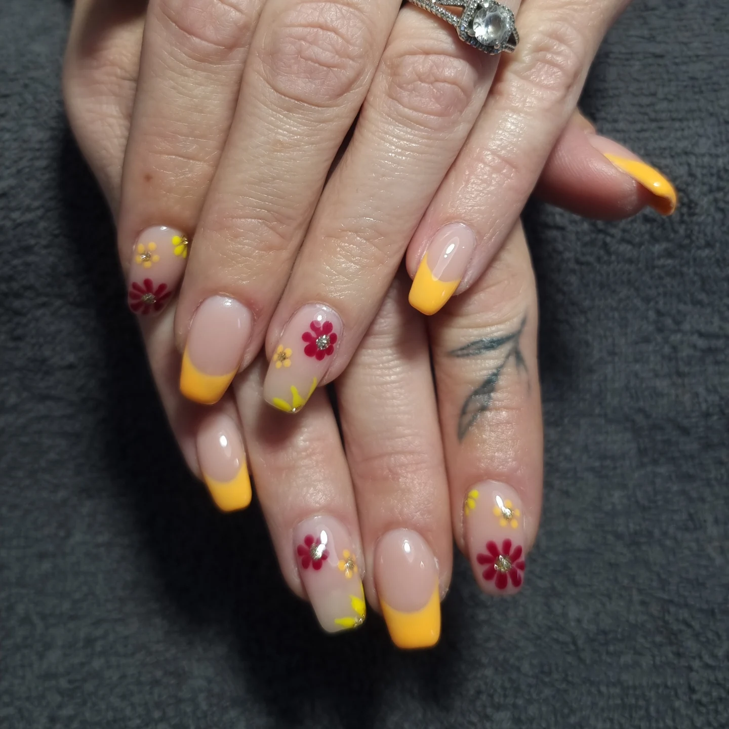 French jaune avec motifs de petites fleurs peintes
