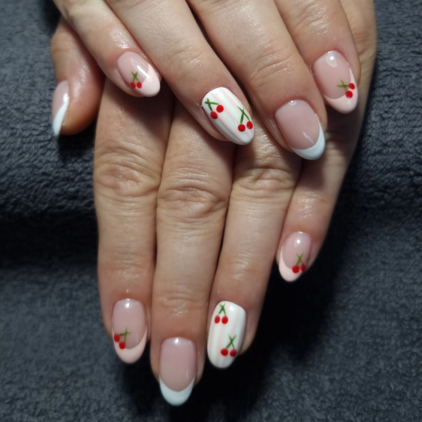 French manucure avec motifs cerises