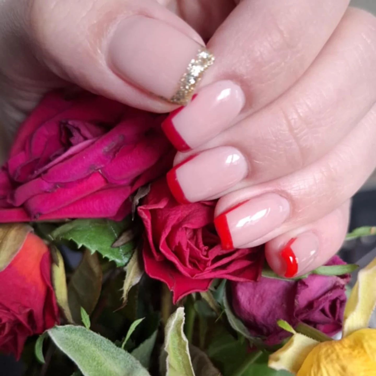 Manucure french rouge et motif doré réalisée chez Institut Sabous Beauté
