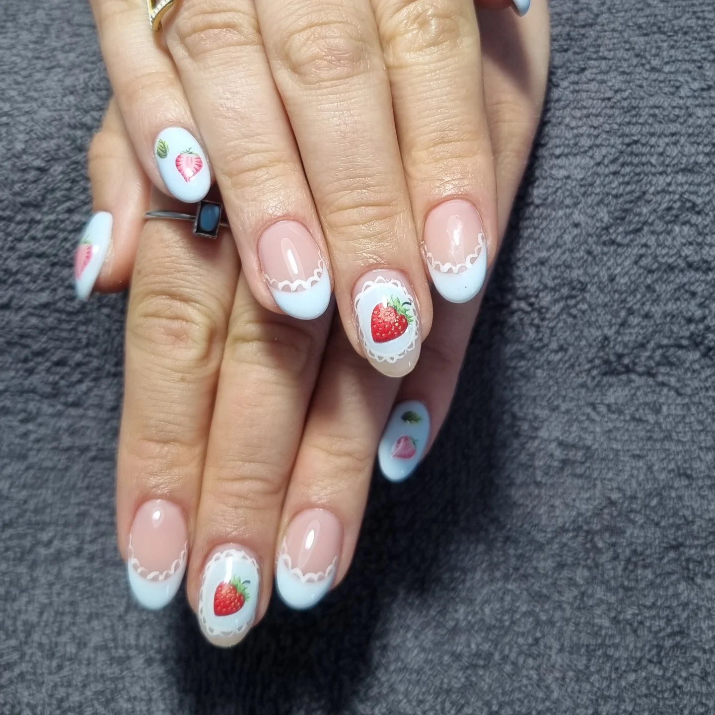 Nail art motif fraises et bordures de dentelle